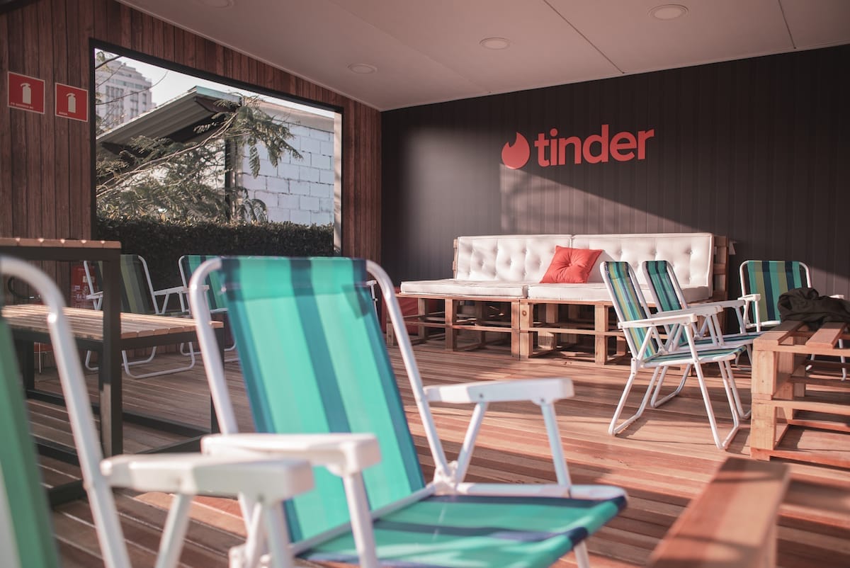 Tinder corta empregos globalmente